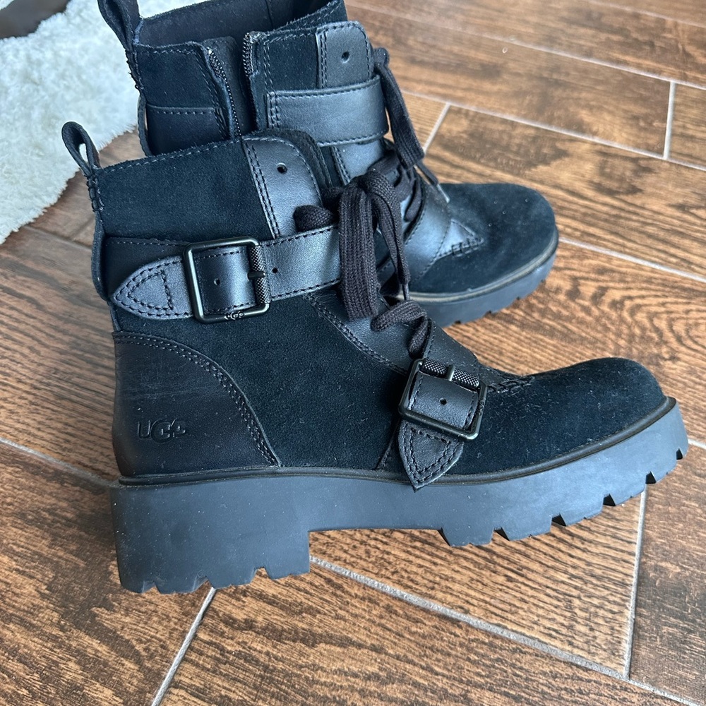 UGG Women's Ashton lace up boot